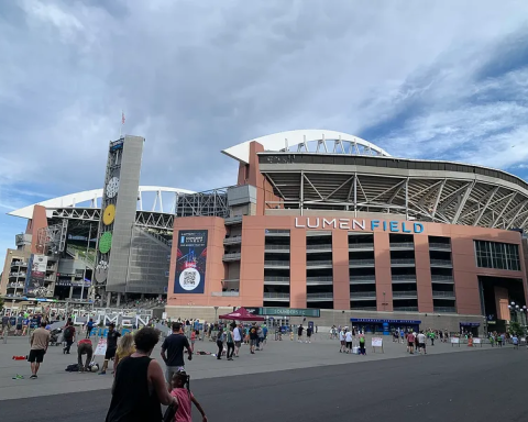Lumen Field guide to World Cup 2026 matches, capacity, location, grass pitch, Seattle transit, USA game and Round of 16 role.