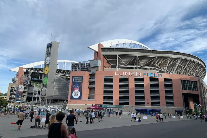 Lumen Field guide to World Cup 2026 matches, capacity, location, grass pitch, Seattle transit, USA game and Round of 16 role.