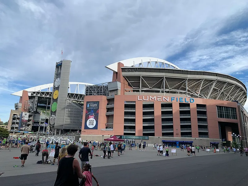 Lumen Field guide to World Cup 2026 matches, capacity, location, grass pitch, Seattle transit, USA game and Round of 16 role.